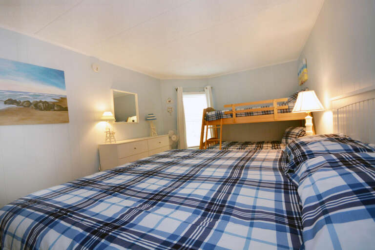 QUEEN-AND-PYRAMID-BED