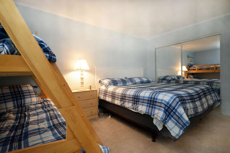 QUEEN-AND-PYRAMID-BED