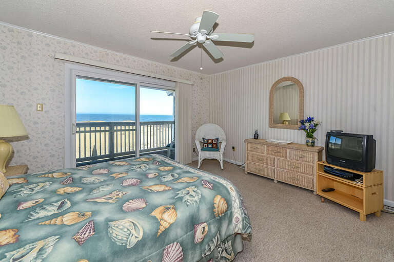 OCEAN FRONT QUEEN BEDROOM
