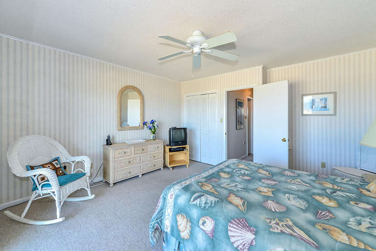 OCEAN FRONT QUEEN BEDROOM
