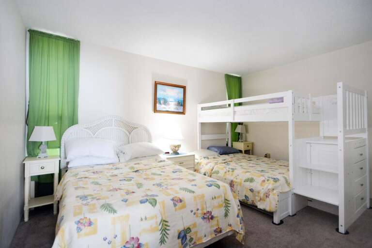 QUEEN-AND-PYRAMID-BUNK