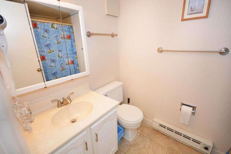 Full Bathroom in Hall