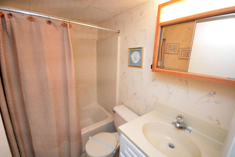 Full-Bathroom Full-Bathroom
