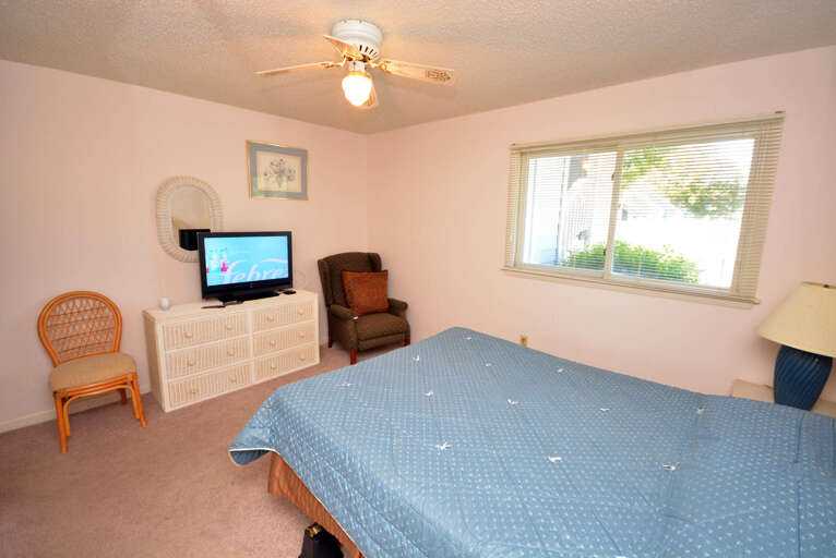 Queen-Bedroom Queen-Bedroom