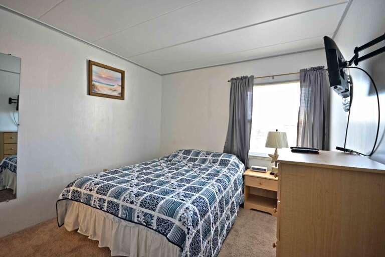 Bedroom 2 with Queen