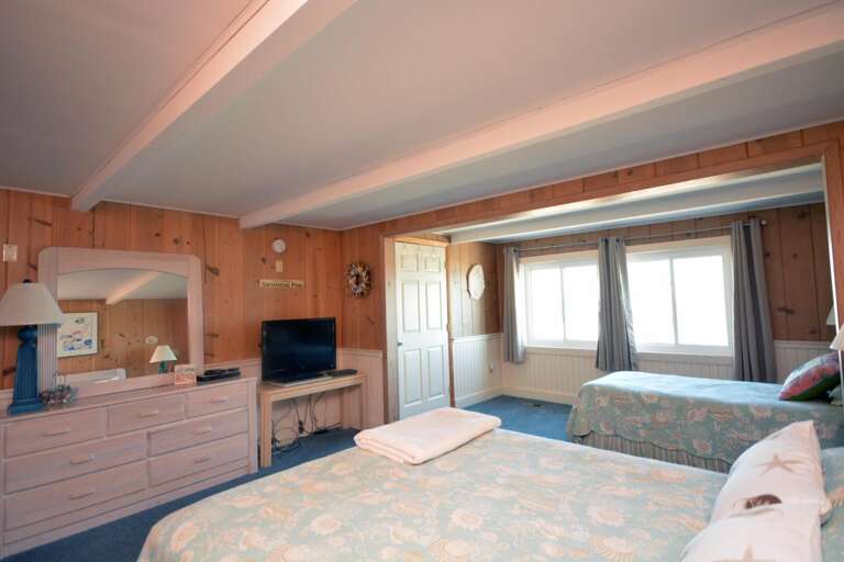 OCEANFRONT-QUEEN-TWIN-BEDROOM