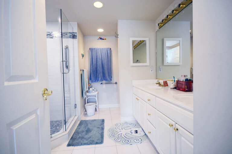 MASTER-BATHROOM