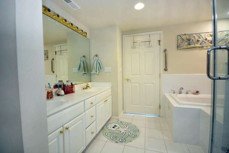 MASTER-BATHROOM
