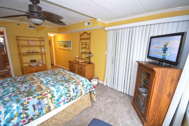 Master Bedroom with Queen