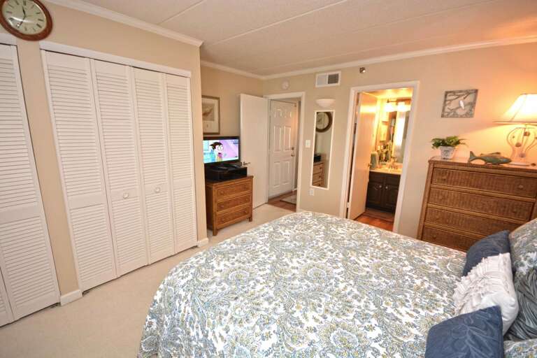 Bedroom with Queen Bed