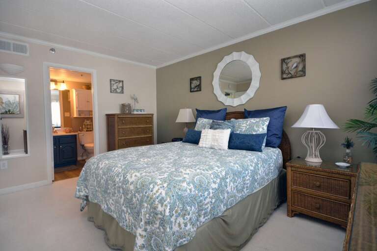 QUEEN-BEDROOM QUEEN-BEDROOM