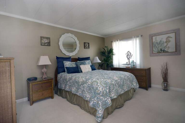 QUEEN-BEDROOM QUEEN-BEDROOM
