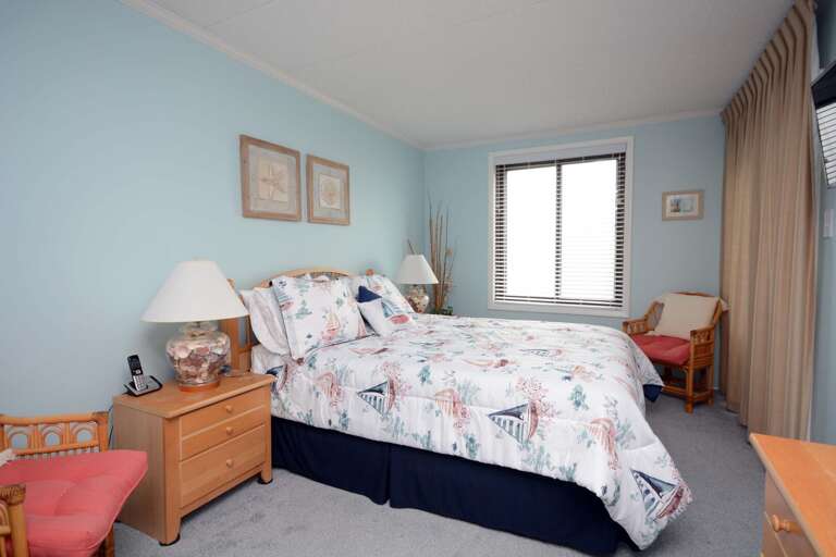 OCEANFRONT-QUEEN-BEDROOM