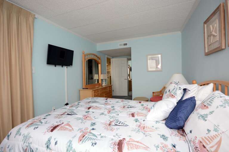OCEANFRONT-QUEEN-BEDROOM