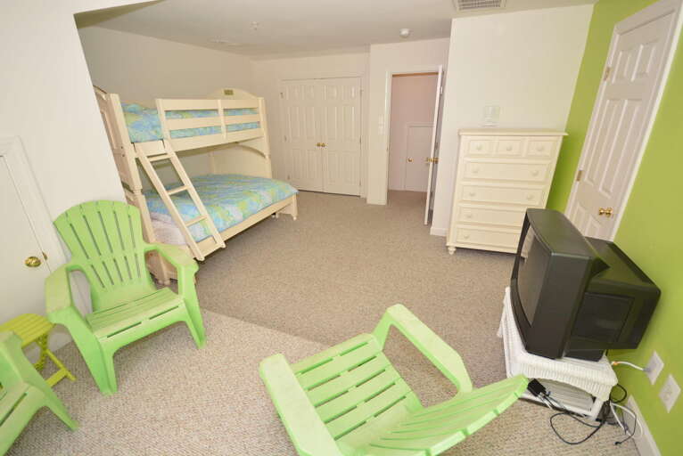 LOFT BEDROOM-PYRAMID BUNK 