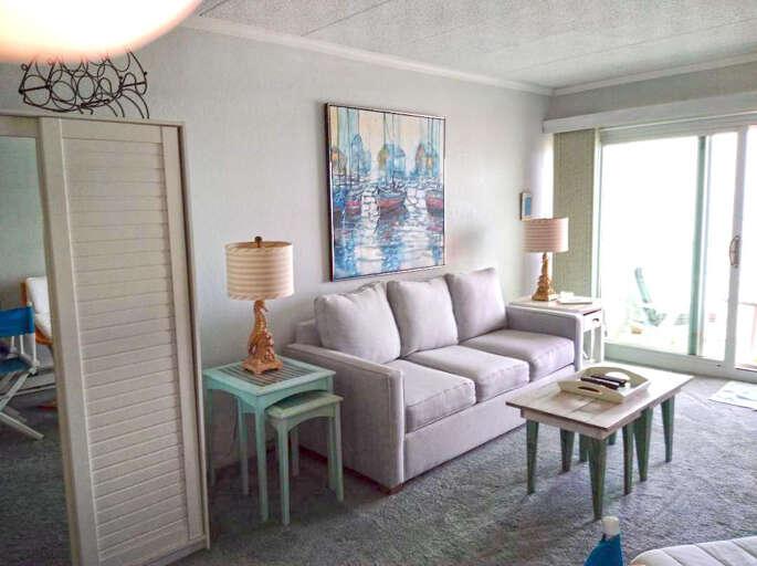 Barefoot-Country-406-LIving-Area