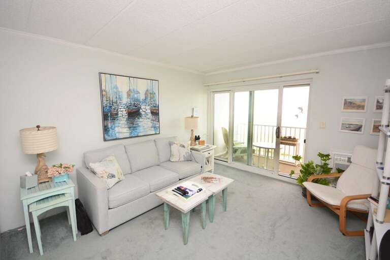 Barefoot-Country-406-LIving-Area