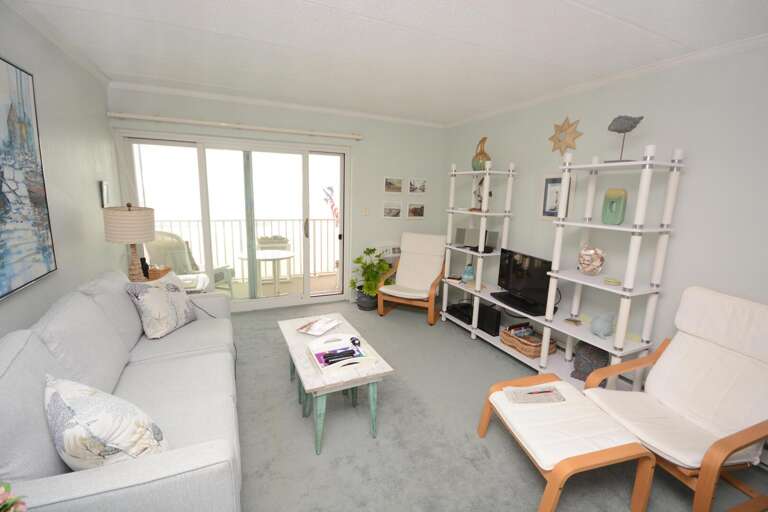 Barefoot-Country-406-LIving- Area