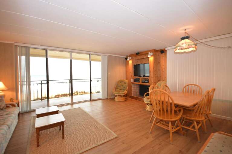 Oasis North 3-S Living/Dining Area