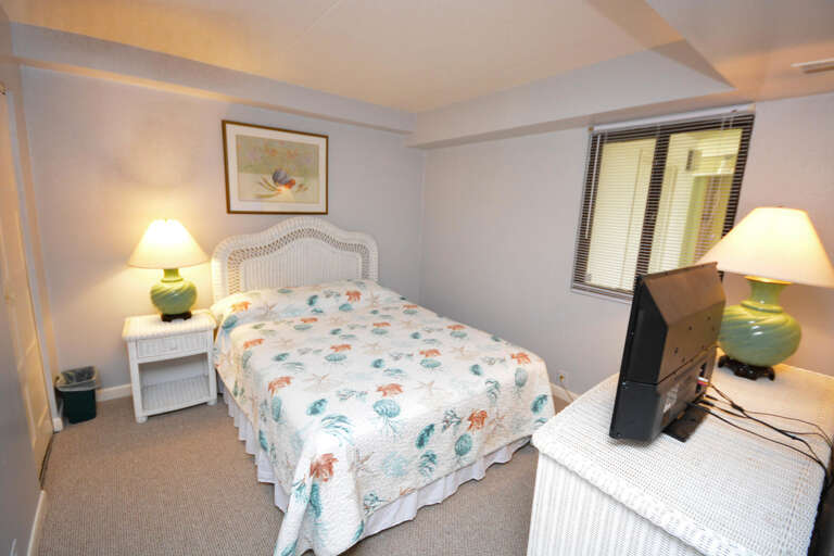 Queen-Bedroom Queen-Bedroom