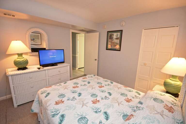 Queen-Bedroom Queen-Bedroom