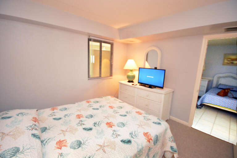 Queen-Bedroom Queen-Bedroom