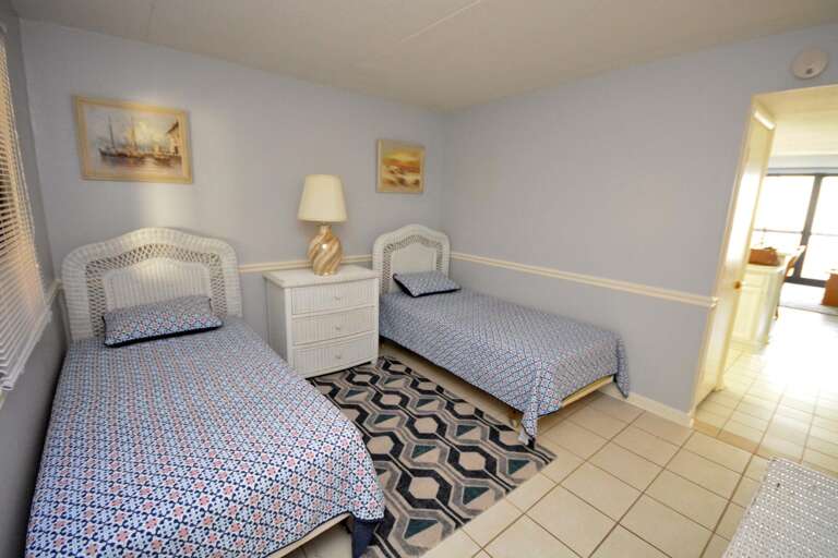 Twin-Bedroom/Den