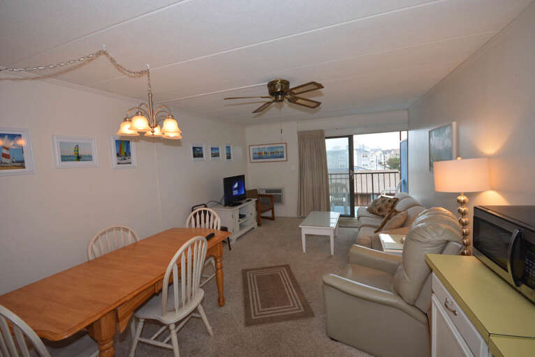 Top Royal 404-S Living Room and Dining Area