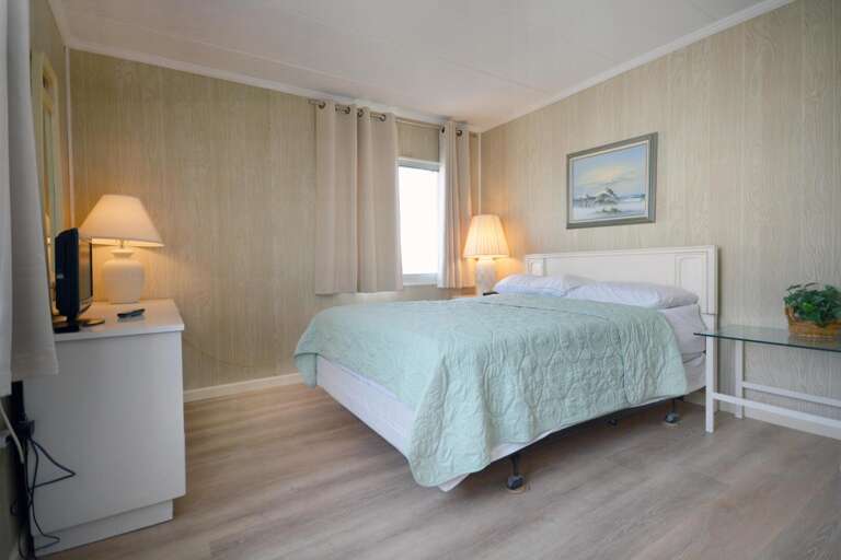 QUEEN-MASTER-BEDROOM