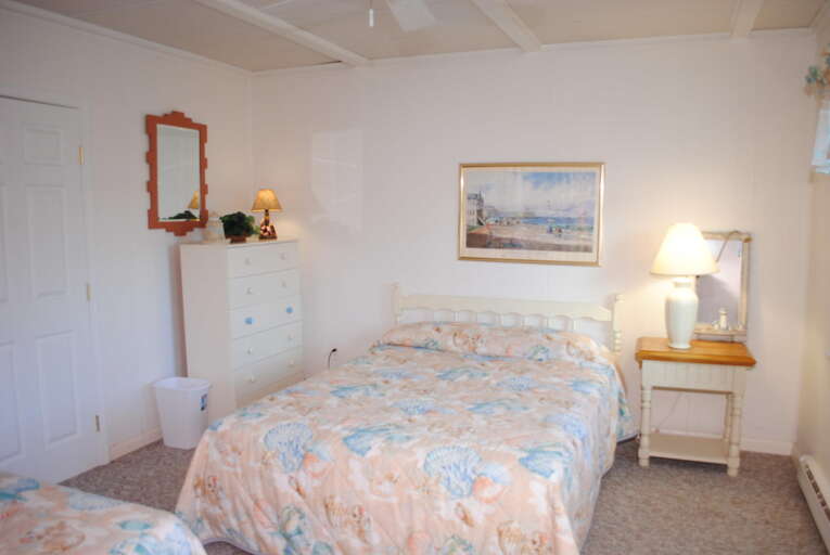 2nd floor Bedroom with Queen and Two Twins 