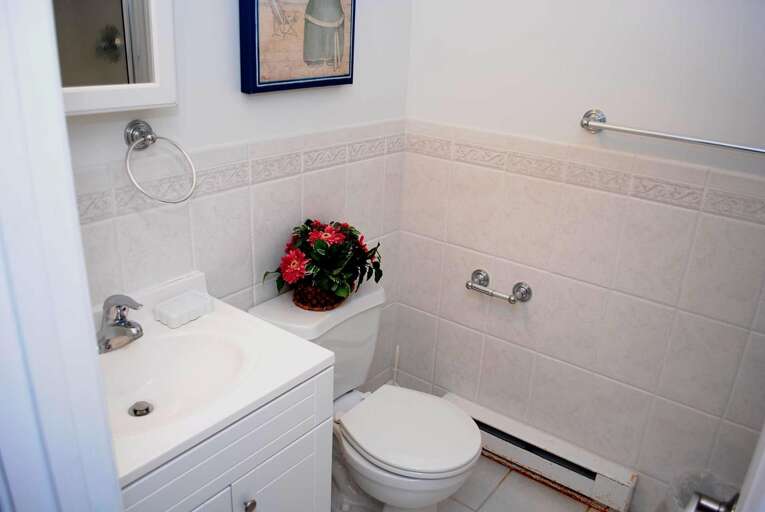 BATHROOM WITH SHOWER - BOTTOM APARTMENT