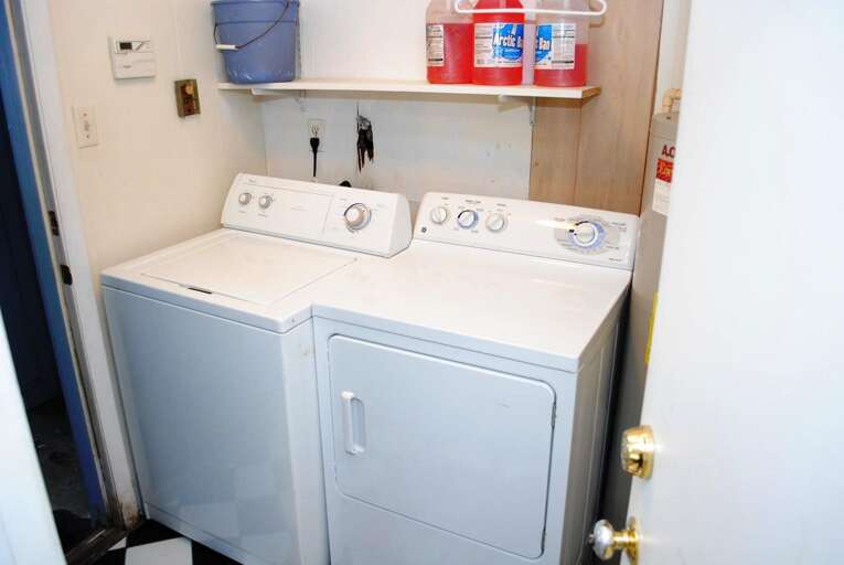 BOTTOM APARTMENT LAUNDRY AREA