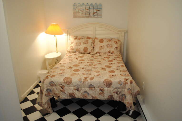 Bottom Apartment: Queen