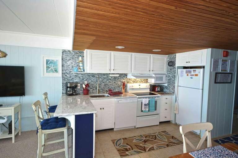 Kitchen with Breakfast Bar