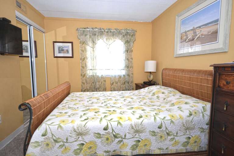 MASTER-QUEEN-BEDROOM MASTER-QUEEN-BEDROOM