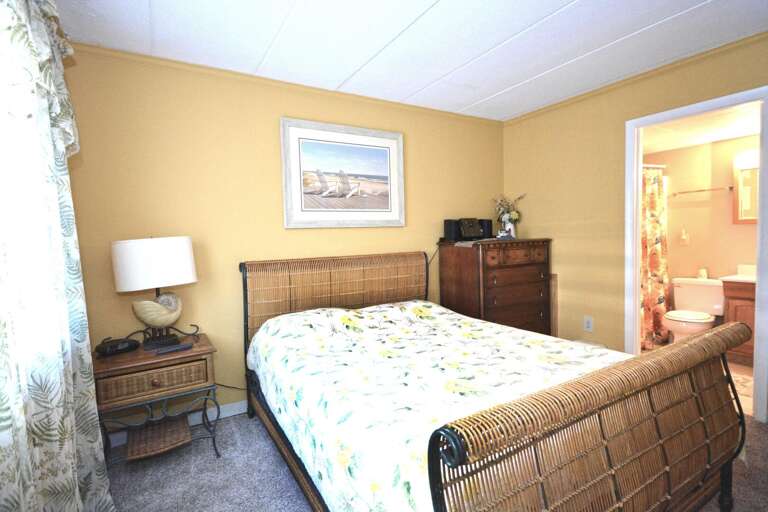 MASTER-QUEEN-BEDROOM