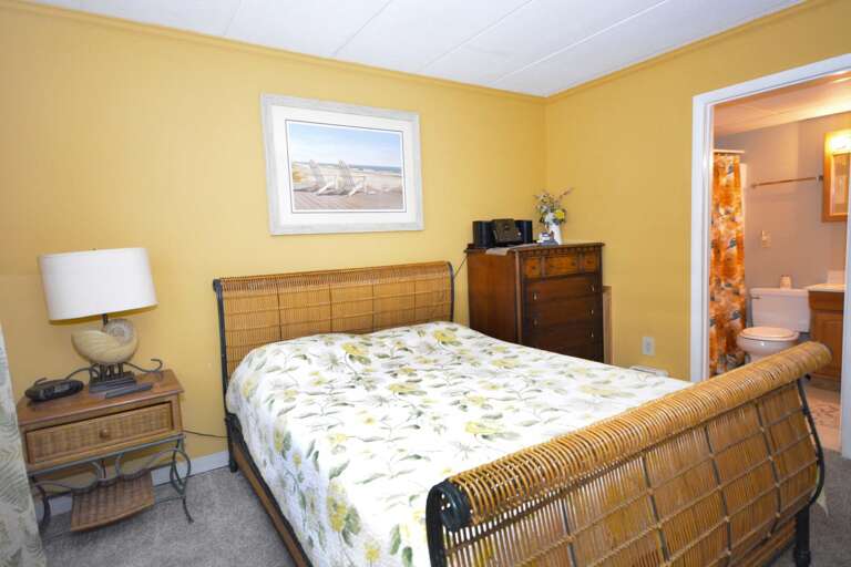 QUEEN-BEDROOM QUEEN-BEDROOM