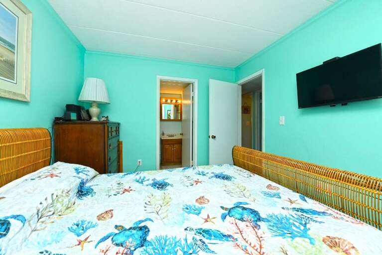 QUEEN-MASTER-BEDROOM