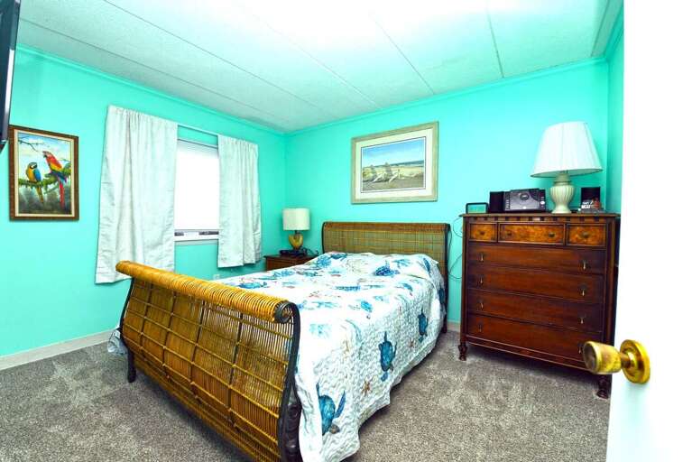 QUEEN-MASTER-BEDROOM