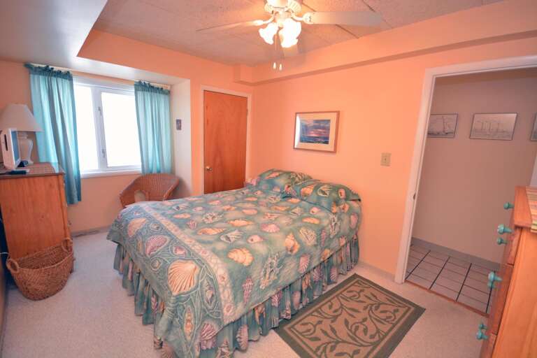 Bedroom with Queen  Bedroom with Queen