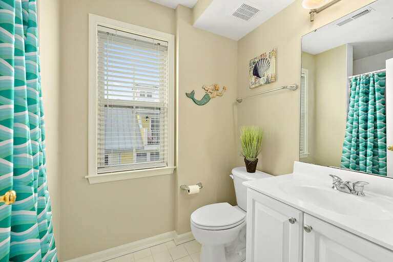 Full Bathroom in Loft Full Bathroom in Loft