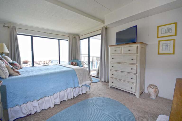 OCEANFRONT-QUEEN-BEDROOM