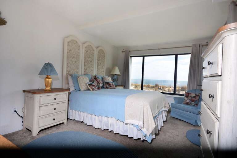 OCEANFRONT-QUEEN-BEDROOM