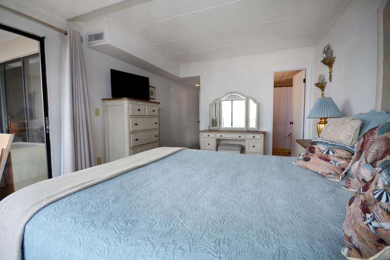 OCEANRFONT-QUEEN-BEDROOM