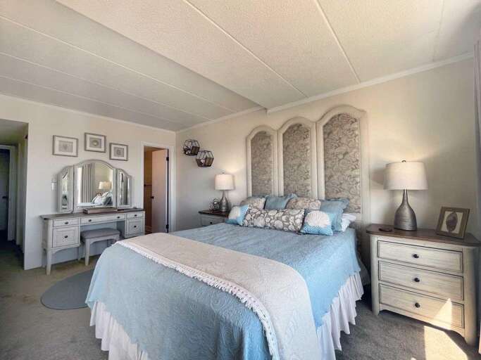 QUEEN-MASTER-BEDROOM