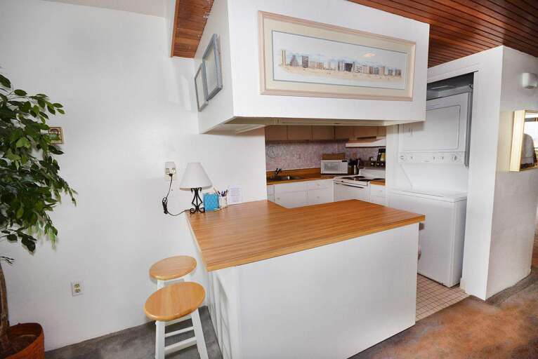 Kitchen Area / Breakfast Bar