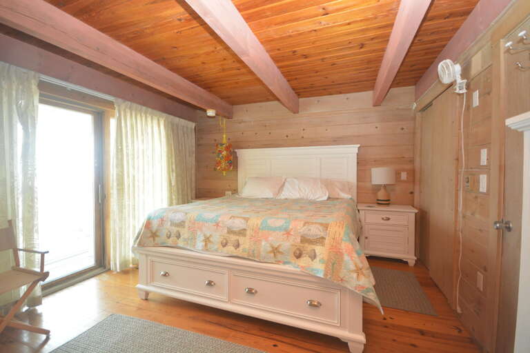 OCEANFRONT-MASTER-BEDROOM
