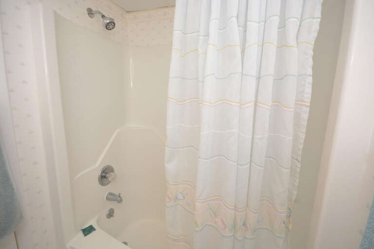 Full Bath (Hall) Full Bath (Hall)