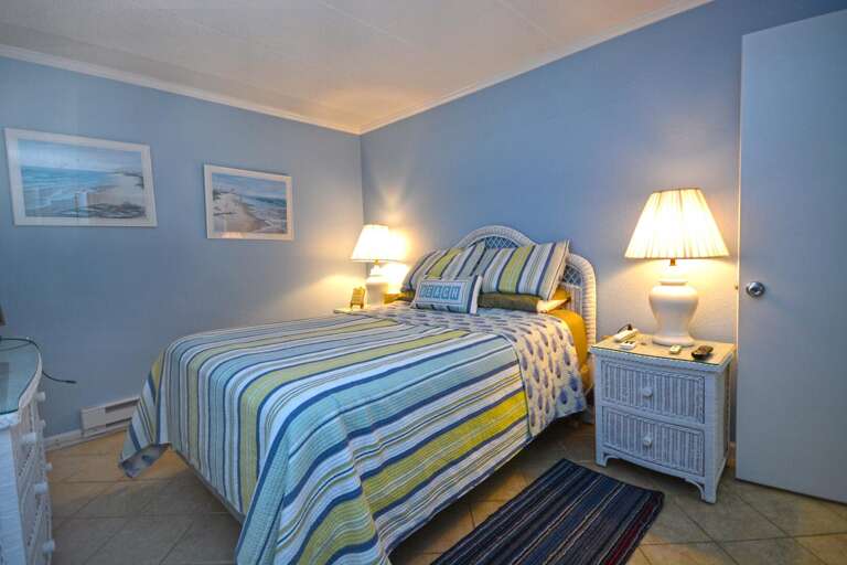 QUEEN-BEDROOM QUEEN-BEDROOM