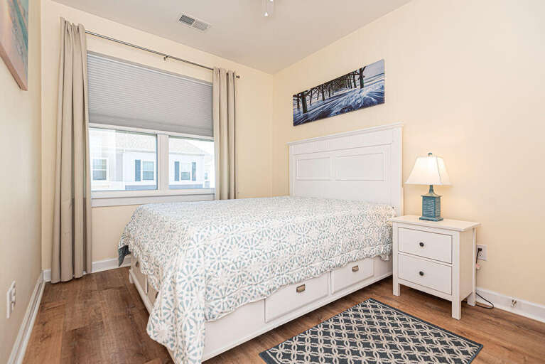 QUEEN-BEDROOM-UPSTAIRS